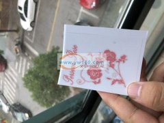 给瓶子上贴上 logo&nbs