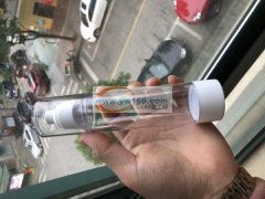 给瓶子上贴上 logo&nbs