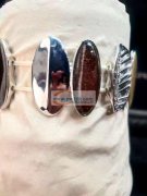 寻找这款手镯两个配件钢模的工厂，如图所示