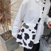 现需寻找做这种挎包的厂家，看样品图，有能