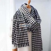 谁家有这款围巾现货，请联系，不定做