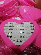 （寻找成品生产）寻找塑料耳针成品如图。如