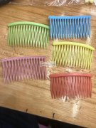 寻找此款发梳，如图所示，要求；多色，现货