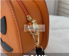 寻求能做这种PU包斜挎包的工厂，出口美国。