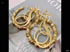 寻找这个饰品的同款，如图所示， 耳环，毛