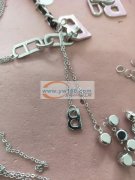 厚富小区加工点承接各种手工活。专业项链挂