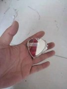 采购这款桃心相盒，如图所示，材质铁或铜的