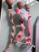 看样品图，寻找专业做这些产品的加工厂，有