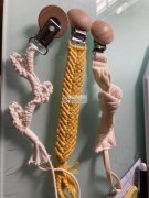 看样品图，寻找专业做这些产品的加工厂，有