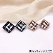 寻找专业做这些耳饰配件的店家，如图所示，