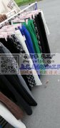 我们30来个人，裁剪，整烫，锁眼，订扣，