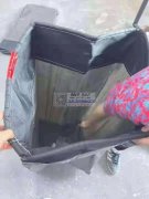 图：大量顺丰快递袋裁片外发 要求放监狱工