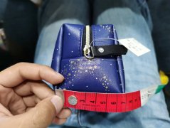 寻找箱包加工厂-纯加工，数量5050个，要挂吊卡  套袋子 