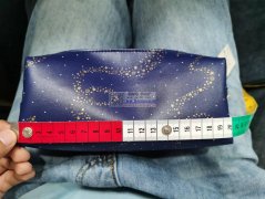 寻找箱包加工厂-纯加工，数量5050个，要挂吊卡  套袋子 