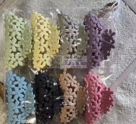 如图，寻找这些塑料发夹，谁家有货？有货的