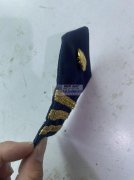 平车加工如图产品，纽扣是手工缝的，后面的