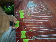 1.铁件两头用胶水粘上塑料接头，不能有脱