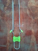 1.铁件两头用胶水粘上塑料接头，不能有脱