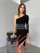 如图所示服饰上配饰需要做，寻做这种衣服配