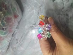 本人在江西有20来号人。承接夹锆石，