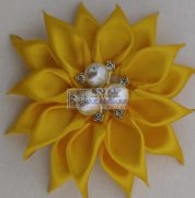 图中多层花瓣形状花朵，尺寸8公分，，找有