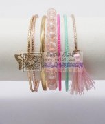 找图示这类儿童手链/手镯的供 应 商，加