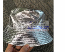 寻图里这款帽子，各110卡，表面银色，内