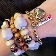 有图，找这个系列饰品成品，找做这些饰品的工厂