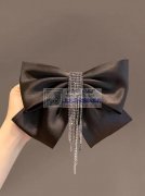 云朵抓夹马尾夹等，扎蝴蝶结。等布艺发饰。找加工厂