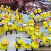 采购这款小黄鸭发夹，5万个，寻找小黄鸭工