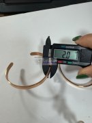 现常规铁质手镯同款的，有同款或者能够做的