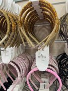 现需寻找如图发箍成品的工厂，有这些成品款