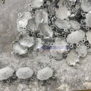 合金饰品烧焊。