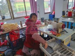 本厂长年承接各种箱包加工，厂里有车工30