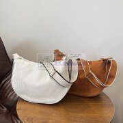 长期低价出售书包积压品。各种类目一收箱包