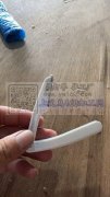 各种手工加工，手下人超级多。组装修眉刀，