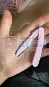 各种手工加工，手下人超级多。组装修眉刀，