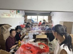 各种手工加工，手下人超级多。组装修眉刀，