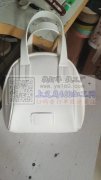 本公司140人左右，专业承接生产，化妆包