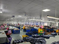 我们公司专业生产制作箱包类产品。公司经营