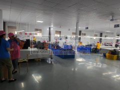 我们公司专业生产制作箱包类产品。公司经营