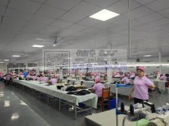 我们公司专业生产制作箱包类产品。公司经营