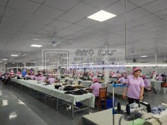 我们公司专业生产制作箱包类产品。公司经营