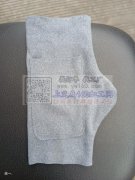 手套车缝外发，正面有一个小袋