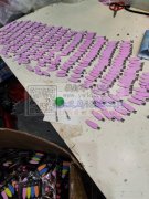 本厂承接各种手工加工，挂圈，胶枪，上卡，