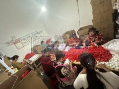 本厂承接专业手工PE粘花，已做多年，工人