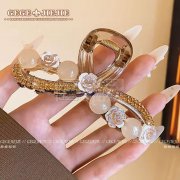 寻店商有做此类发饰的加工厂，能提供新品开发的优先