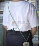 如图编织串珠挂绳，找手工加工厂，类似款长