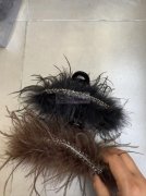 如图，找专业做羽毛发夹成品得工厂，