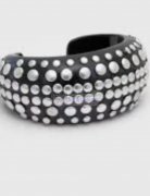 有订单，​找这种打铆钉类型的树脂手镯，